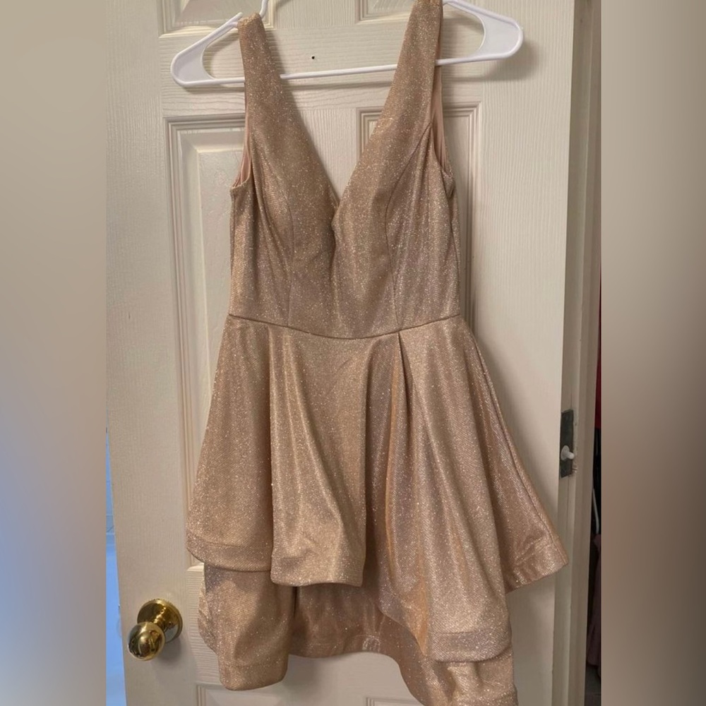 Gold dress. Size 0. Worn once
Brand: teezeme (dillards)